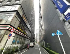 細い道を直進すれば当ビル着