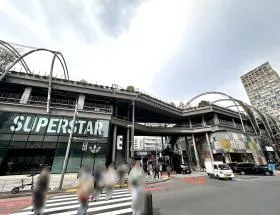 出入口前の横断歩道で反対側に渡る