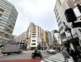MIYASHITA PARKを通り抜け、右に進めば当ビル着