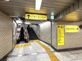 A1出入口への階段、エスカレーター