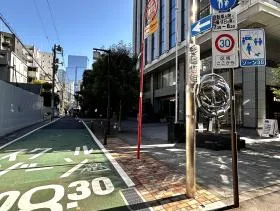 出入口近くの細い道に入り（芝商店街という看板が目印）、直進していけば当ビル着