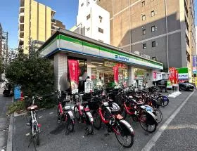 地上に出たら左に進み、ファミリーマートの手前で右に曲がって直進する