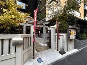 小さな神社（富澤稲荷神社）を通過すれば当ビル着