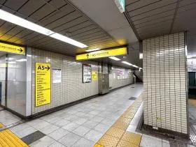 A5出入口を目指す（階段orエスカレーター）
