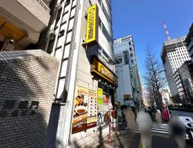 出入口近くにあるCoCo壱番屋の所で左に曲がれば当ビル着