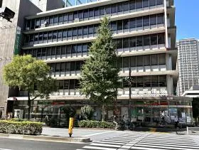 地上に出たら日比谷通りを右にして直進、郵便局が現れたら左に曲がる