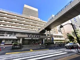 慈恵医大附属病院A・B棟側にある細い道に入り直進していくと当ビル着