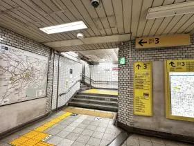 出入口3から地上に出る