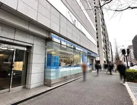 地上に出たら日比谷通り沿いを直進、ローソンを通過する
