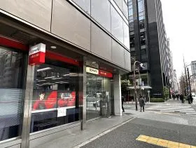 三菱UFJ銀行の前にある横断歩道を渡り左に曲がる