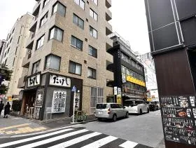 右への細い道に入り、直進すれば当ビル着
