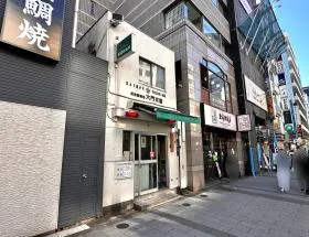 出入口近くの交番を通過する