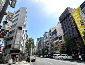 通り沿いを直進する（神保町駅方面）