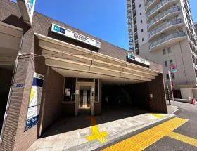 出入口1から地上に出て隣の細い道に入る（出入口の裏側にまわる）