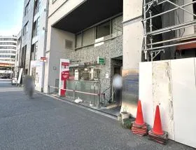 靖国通り沿いを直進し、郵便局を通過する