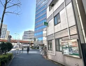 交番を通過し、昭和通りまで直進したら右に曲がる