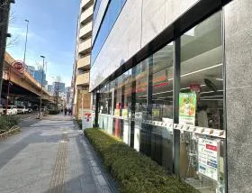 セブンイレブンを通過してもう少し直進すれば当ビル着
