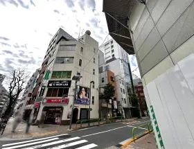 出入口近くにある横断歩道の手前で右に曲がる
