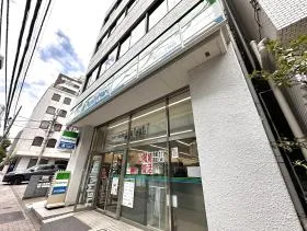 ファミリーマートを通過すれば反対側に当ビルがある