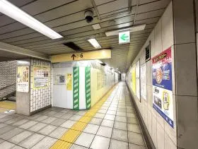 出入口6を目指す