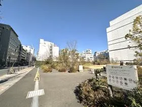 出入口近くの公園（番町の森）を通過し、横断歩道を左に渡れば当ビル着