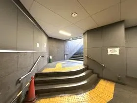 出入口6近くの階段