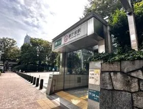 出入口A5から地上に出たら右に進む（通り沿いを直進する）