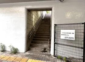 橋（角筈橋）の下にある階段を上がる