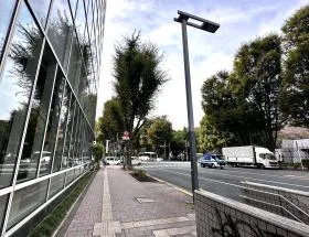 階段を上がって横断歩道まで向かい、手前で左に曲がり少し進めば当ビル着