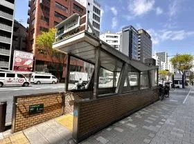 B1出入口のすぐ近くに当ビルがある