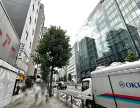 地上に出たら新宿通り沿いを直進する（四ツ谷方面）