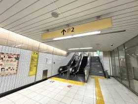 出入口2を目指す