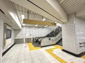 階段かエスカレーターで上がる
