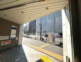 直結しているので地上に出たら当ビルの入口が隣にある