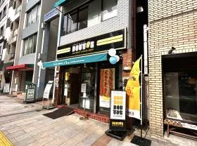 ドトールコーヒーショップを通過すると当ビルに着く