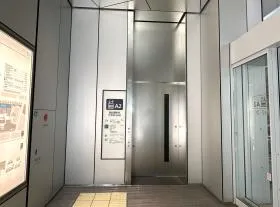 エレベーターからも出れる