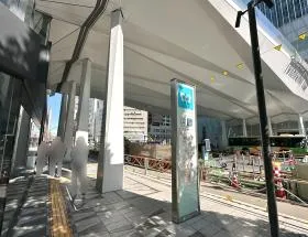 桜田通り沿いを新橋方面に進み、次の信号で左に曲がれば当ビル着