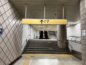 出入口7を目指す