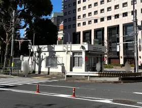 出入口近くの横断歩道（交番前）を渡って左に曲がり、外堀通り沿い直進すれば当ビル着
