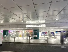 京王井の頭線西口から地上に出る
