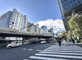 突き当りで左に曲がり、玉川通り前の横断歩道を渡って右に進めば当ビル着