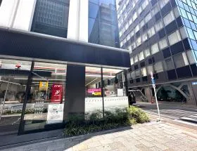 セブンイレブンを通過し左へ曲がれば当ビル着