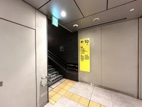 出入口10を目指す