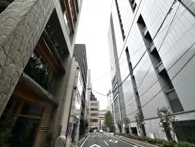 出入口のすぐ隣にある細い道に入れば当ビル着