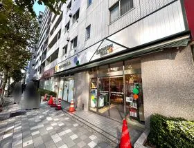 出入口近くのマルエツ プチを通過し、次の信号で右に曲がる