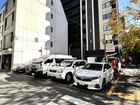 駐車場の手前で左に曲がれば当ビル着