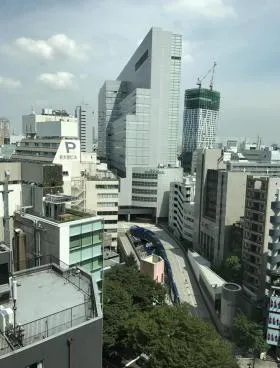 E・スペースタワーの外観