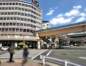 横断歩道で反対側に渡り、目白通りまで進む（横断歩道から直進）
