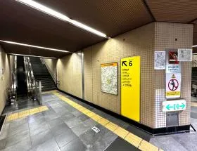 出入口6から地上に出る