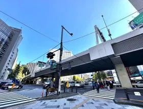 出入口の前にある横断歩道を渡る（左側は外堀通り）